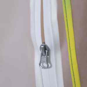 เสื้อแจ็คเก็ตกันลมสไตล์เมือง ดีไซน์เรียบหรู ผสมผสานสไตล์ที่เหมาะกับการใช้งานในเมือง พร้อมคุณสมบัติกันลมที่ใช้งานได้จริง พร้อมหน้ากากคลุมศีรษะ - Product Image 5