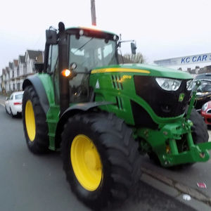 Compre un Tractor John Deere 2025R Usado en Venta con Cargador de Acoplamiento Rápido y Cucharón Disponible a Precio Económico - Product Image 1