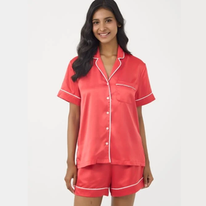 Kadınlar için özelleştirilebilir kısa saten pijama elastik bel ve düğme kapatma pürüzsüz özellikleri ile zarif yaz pijama - Product Image 1