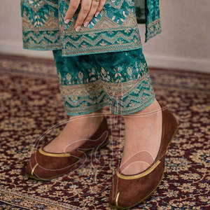 Chaussures Khussa pour femmes sur mesure, antidérapantes, de haute qualité, avec dessus en velours doux, semelle en cuir, broderie, design tendance, quantité en gros - Product Image 2