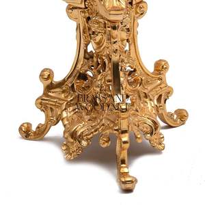 Table d'appoint carrée de luxe avec plateau en verre festonné et base en laiton doré sculpté à la main pour l'intérieur des palais et des maisons - Product Image 3