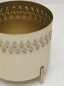 กระถางต้นไม้โลหะลายนูนสีทองสำหรับใช้ในสวนบ้านหรือร้านอาหาร - Product Image 3