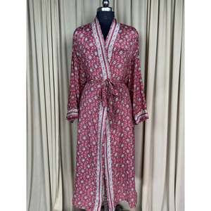 Vestido de Salón Boho Chic Vintage para Mujer de Seda Reciclada, Túnica de Playa para Resort, Bata Estilo Gitano para el Hogar, Cubrebañador - Product Image 1