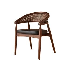 Chaise de salle à manger moderne en teck massif avec dossier en rotin naturel et assise en cuir pour appartement et hôtel, mobilier de luxe - Product Image 2