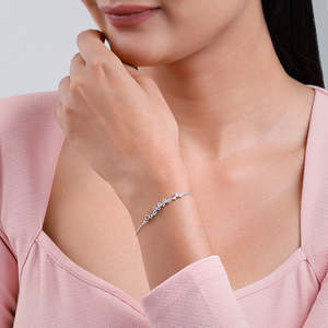 Pulsera Plateada con Forma de Número y Patrón para Aniversario de Bodas o Fiesta - Product Image 3