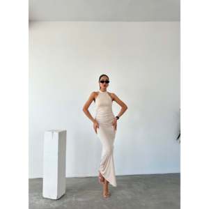 Vestido de satén con cuello halter y detalle de cordones en la espalda, fruncido y cómodo, con cintura natural. - Product Image 1