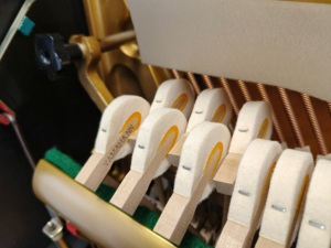 Piano Vertical Yamaha U3A Usado, Calidad Japonesa, Rendimiento Profesional, Listo para el Escenario, Sonido Claro y Potente U3 - Product Image 6