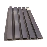 Panneau de grille extérieure moderne à cinq nervures en WPC co-extrudé ASA, 175 mm de largeur de couverture, classe B1, étanche pour les façades et les murs de villas
