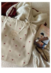 Sac fourre-tout en toile de coton minimaliste à imprimé cœur avec un motif de cœur minuscule sur toute la surface, beige et rouge, écologique, réutilisable, sac de transport quotidien - Product Image 2