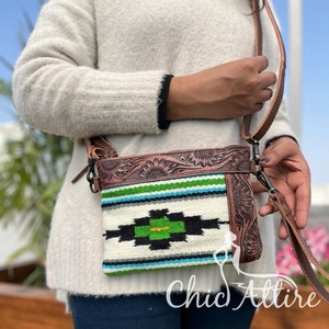 Nouvel arrivage de sac à main marron Jacquard vintage élégant avec motif de paysage de bohème et décoration à pompons vente en ligne de sacs à bandoulière pour femmes - Product Image 1