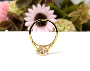 แหวนหมั้นสไตล์วินเทจประดับโมอิสซาไนต์ทรงรี 2.25 กะรัต ทองคำแท้ 14K สีเหลือง รับรองโดย IGI ตัวเรือนแบบหนามเตย ดีไซน์หรูหรา - Product Image 4