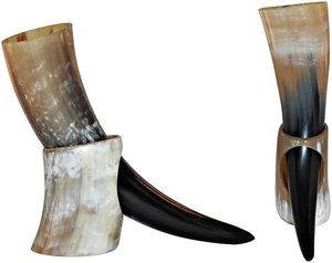 Authentique ensemble de corne à boire Viking fait à la main support en bois de forme naturelle pour les reconstitutions de collectionneurs célébrations festives de l'hydromel - Product Image 3