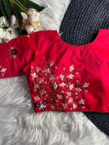 Blusa a juego de Saree de seda étnica cosida a mano con mangas bordadas hechas a mano de estilo boutique para fiesta nupcial - Product Image 4