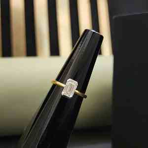 แหวนทองคำแท้ 18KT ประดับมอสซาไนต์ทรงเหลี่ยมสีเหลือง ดีไซน์พิเศษ พร้อมการฝังเพชรแบบ Pave ได้รับการรับรองจาก IGI เหมาะสำหรับเป็นแหวนหมั้น ใช้ได้ทั้งผู้หญิงและผู้ชาย - Product Image 1