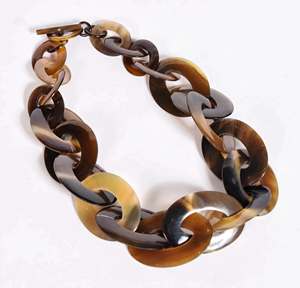 Grand collier en corne de buffle naturelle avec un design religieux écologique fait à la main, taille et couleur personnalisables - Product Image 2