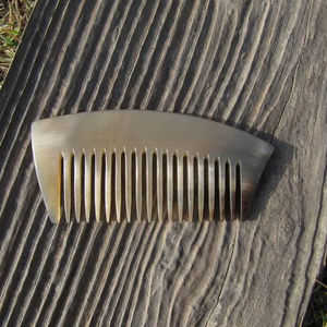 Peigne à cheveux en corne naturelle fait à la main - Écologique pour le coiffage antistatique, la croissance des cheveux et la décoration de la maison - Product Image 6