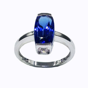 Bague en or blanc 18 carats de créateur avec tanzanite, pierre précieuse faite à la main de style vintage, grosse pierre, bague en diamant. - Product Image 3