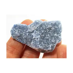 La tranche de morceau de quartz bleu encourage le calme dans les morceaux de pierres de guérison en cristal brut de beauté brute