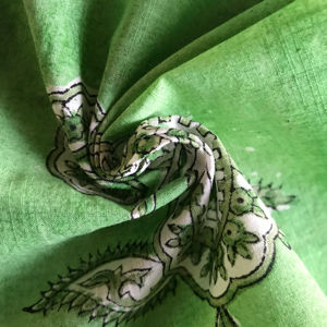 Tela de Algodón Estampada a Mano con Motivo Paisley Verde (Kairi) sobre Base Sólida - Product Image 1