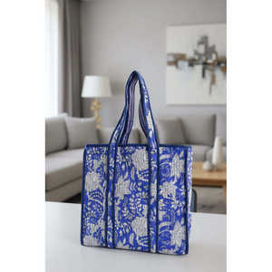 Bolso Tote Azul Rey con Estampado Floral Blanco, Acolchado, de Algodón, Estilo Bohemio, Grande, Artesanal, para Compras - Product Image 2