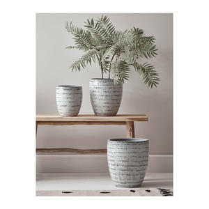 Jarrón de Flores Moderno de Aluminio de la Colección Elite con un Diseño Atemporal para Interiores de Hogar y Oficina - Product Image 4