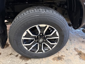 Toyota Tacoma 2023 pour TRD Sport V6 4x4 Double Cabine d'occasion, moteur turbo, boîte automatique, intérieur foncé, roue arrière gauche R20 - Product Image 2