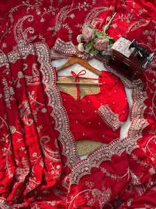 Saree Pronto da Indossare in Seta Vichitra Rossa Tennecy, Ricamo con Paillettes del Gujarat, Bordo Traforato, Asciugatura Rapida, Elasticizzato, Senza Pieghe - Product Image 4