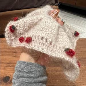Lo Último en Moda: Diadema de Lana Tejida a Crochet con Forma de Fresa Hecha a Mano en 2025 - Product Image 3