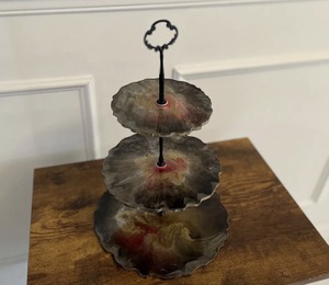 Exportateur indien Beau support à gâteau en résine fait à la main Pièce maîtresse parfaite pour les mariages ou les anniversaires disponibles à la vente - Product Image 4