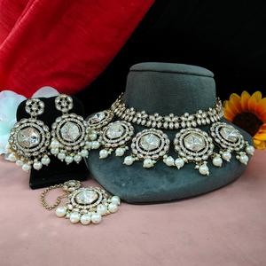 สร้อยคอ uncut kundan พร้อมต่างหู & ห้อย Maang Tikka ยอดนิยมในงานแต่งงานอินเดียและโอกาสพิเศษที่น่าดึงดูด & คลาสสิก - Product Image 1