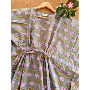 Caftán Gris de Talla Única con Estampado Floral, Estilo Bohemio Elegante, Largo hasta la Rodilla, Corte Holgado, Transpirable, Cuello en V - Product Image 2