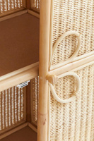 Charmante armoire pour enfants en rotin au design arqué. Ouvrez les deux portes pour accéder aux étagères spacieuses pour ranger les jouets