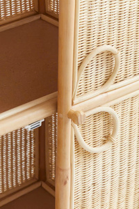 Charmante armoire pour enfants en rotin au design arqué. Ouvrez les deux portes pour accéder aux étagères spacieuses pour ranger les jouets - Product Image 3