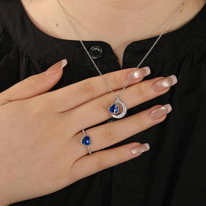 Collier personnalisé Jeulia Hug Me avec cœur, pierre de naissance, lune et étoile - Chaîne en zircon plaqué or - Product Image 4