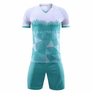 Ensemble de maillot de football pour homme à col en V et manches courtes, en polyester respirant, uniforme de football pour toutes les saisons, kit d'entraînement personnalisé - Product Image 1