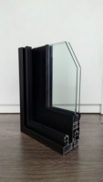Fenêtres modernes à simple ou double battant, coulissantes verticalement, à rupture de pont thermique, en aluminium, insonorisées, avec revêtement Low-E, couleurs et dimensions personnalisables pour