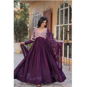 เสื้อคลุม Anarkali สำหรับการเฉลิมฉลองทางวัฒนธรรมและศาสนาที่มีคุณภาพสูง