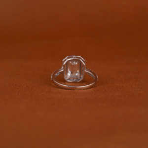 Bague de fiançailles en plaqué or massif 14KT faite à la main en laboratoire avec diamant Halo pour femme certifiée IGI - Product Image 5