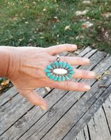 Bague Vintage Western Turquoise Emily's Manchette Concho Réglable avec Squash Blossom Style Bohème pour Mariage ou Cadeau