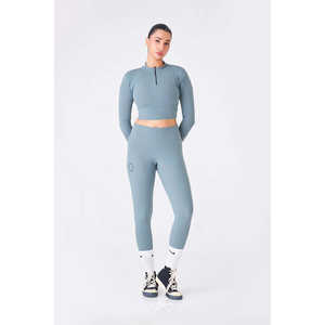 เสื้อซิปสีเขียวป่าสปอร์ตและมีสไตล์ - Product Image 1