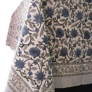 Nappe imprimée bloc indien fabriqué à la main Boho Design Floral couverture en tissu de coton Table à manger décor de fête de mariage du milieu du siècle - Product Image 1