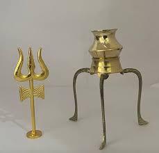Sculpture Trishul en laiton traditionnel et plaqué or, un symbole Divin Trident. Disponible aux prix de gros. - Product Image 4