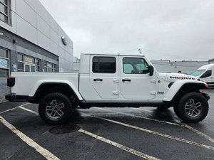 Jeep Gladiator Mojave 2024 USADO, Cabina Doble, 4x4, Automático, Volante a la Izquierda, Asientos de Cuero Oscuro, Neumáticos R15, Euro IV, Xenón, Híbrido Turbo - Product Image 3