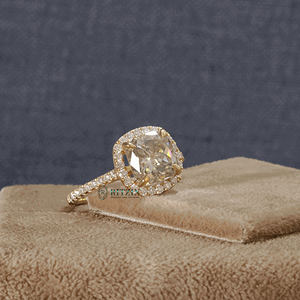 Anillo de compromiso de oro blanco para mujer con halo de moissanita de 3.50 CT de corte cojín y redondo con engaste de garra decorativo - Product Image 3