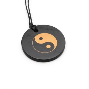 Colgante redondo pulido de shungita con serigrafía Ying Yang de 1.4 pulgadas (35 mm) - Product Image 2