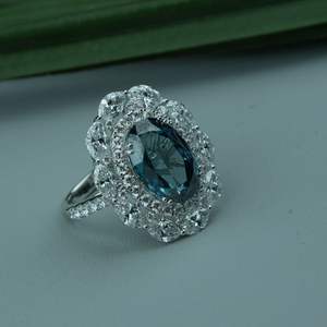 แหวนเพชรสำหรับปลูกในห้องปฏิบัติการแบบพรีเมี่ยม VS1ตัดรูปวงรีและรูปทรงที่สวยงามได้รับการรับรองจาก IGI SGL เครื่องประดับหมั้นหมายสีทองโรสโกลด์ขายส่ง - Product Image 4