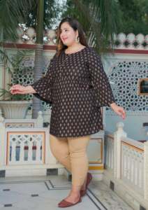 Kurti court en rayonne à imprimé floral noir grande taille pour femmes avec col rond et manches cloche, conçu dans un tissu doux et confortable - Product Image 5