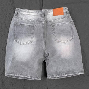 Shorts en jean pour hommes, délavés, bords bruts, style streetwear baggy, personnalisables avec logo - Product Image 6