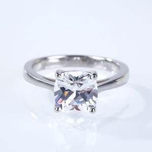 Bague de fiançailles Jeulia Classic Solitaire en argent sterling avec taille coussin et sertissage griffe - Product Image 4