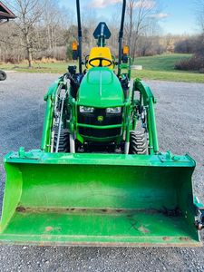 Tractor John Deere 120R 4WD con cargador frontal - Product Image 5